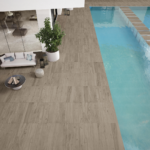 S089woodtalk-20mmgreypepper-40x120-amb-piscina-vista-2-ambient-b